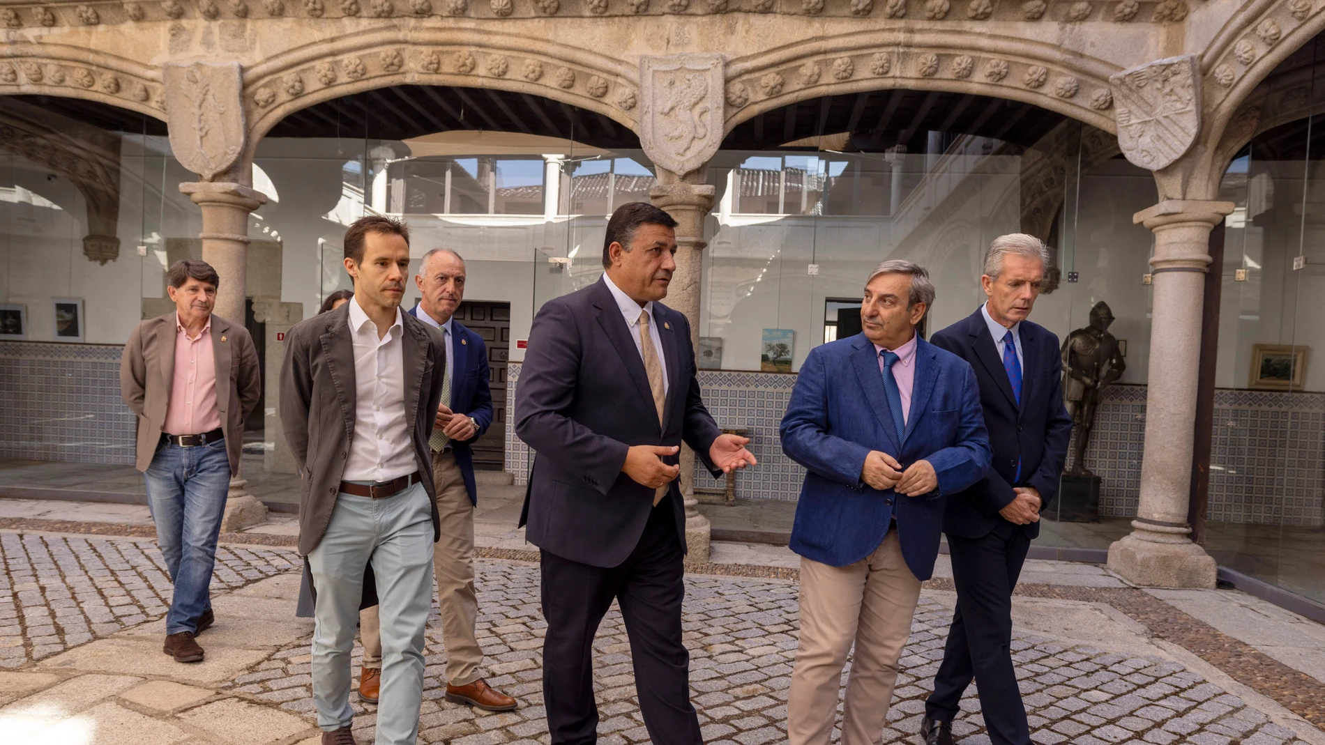 El consejero José Luis Sanz Merino conversa con el presidente de la Dipiutación de Ávila, Carlos García, en presencia de José María Hernández y Antonio Ibáñez
