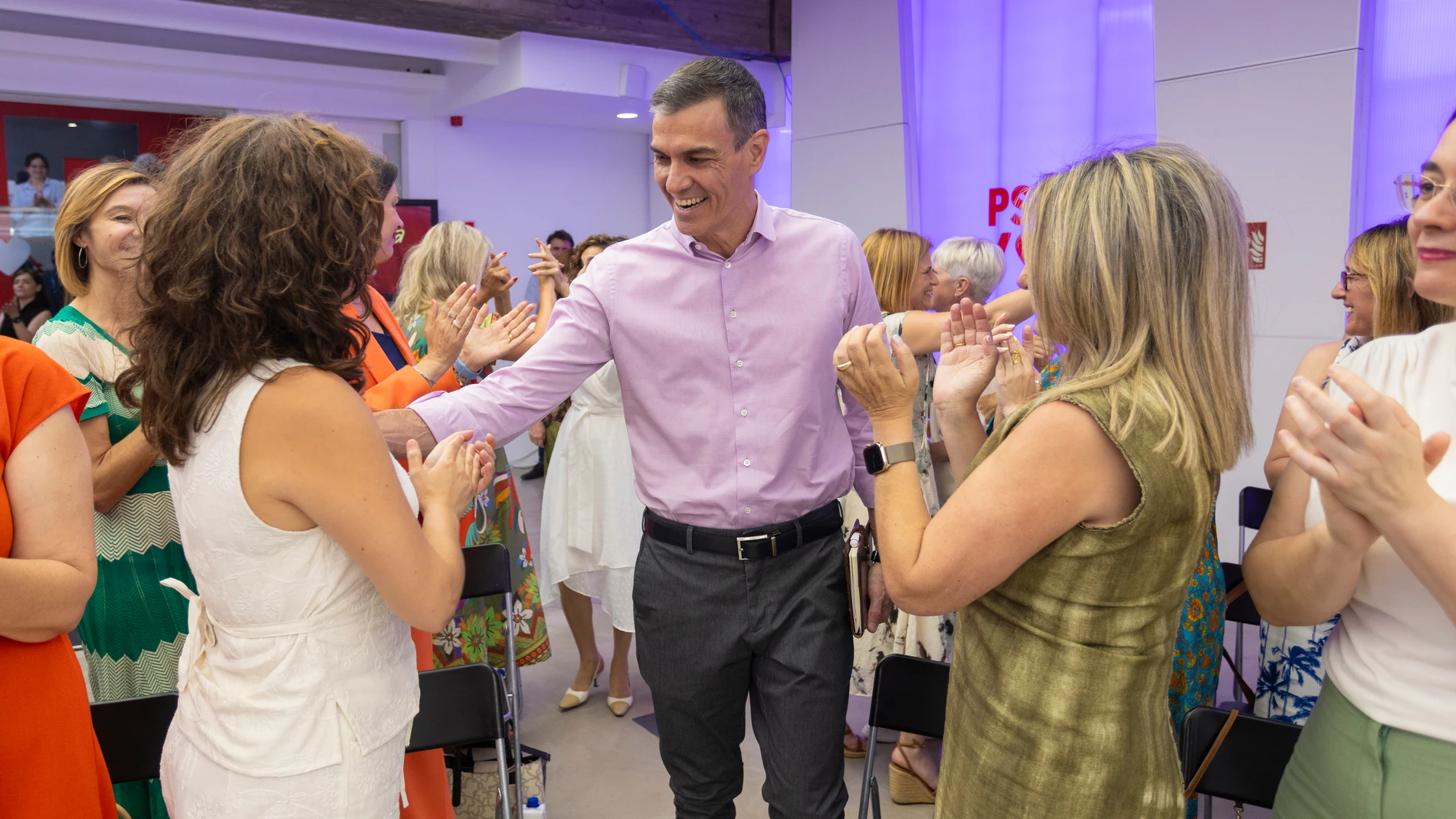 MADRID, 04/07/2025.- El presidente del Gobierno, Pedro Sánchez, se reúne con las secretarias y portavoces de Igualdad de los territorios y en las Cortes para analizar las medidas que serán presentadas sobre dicha materia en el Comité Federal, hoy viernes en la sede socialista en Ferraz, Madrid. EFE / PSOE / Eva Ercolanese. ***SOLO USO EDITORIAL / SOLO USO DISPONIBLE PARA ILUSTRAR LA NOTICIA QUE ACOMPAÑA/ (CRÉDITO OBLIGATORIO)***.