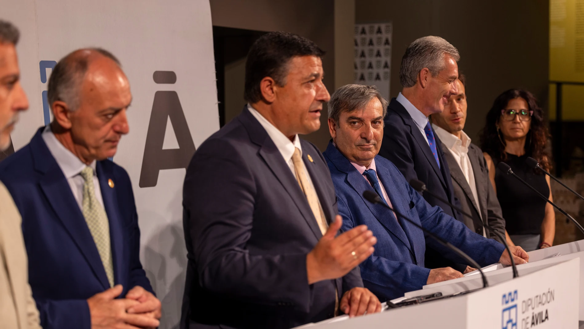 El consejero José Luis Sanz Merino y el presidente de la Diputación de Ávila, Carlos García, valora la situación de la A-40
