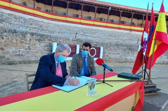 Raafel Peralta junto al alcalde de Medina de Riosco, David Esteban, cuando fue distinguido como Hijo Adoptivo de Rioseco en plena pandemia