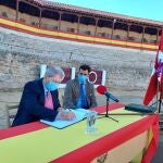 Raafel Peralta junto al alcalde de Medina de Riosco, David Esteban, cuando fue distinguido como Hijo Adoptivo de Rioseco en plena pandemia