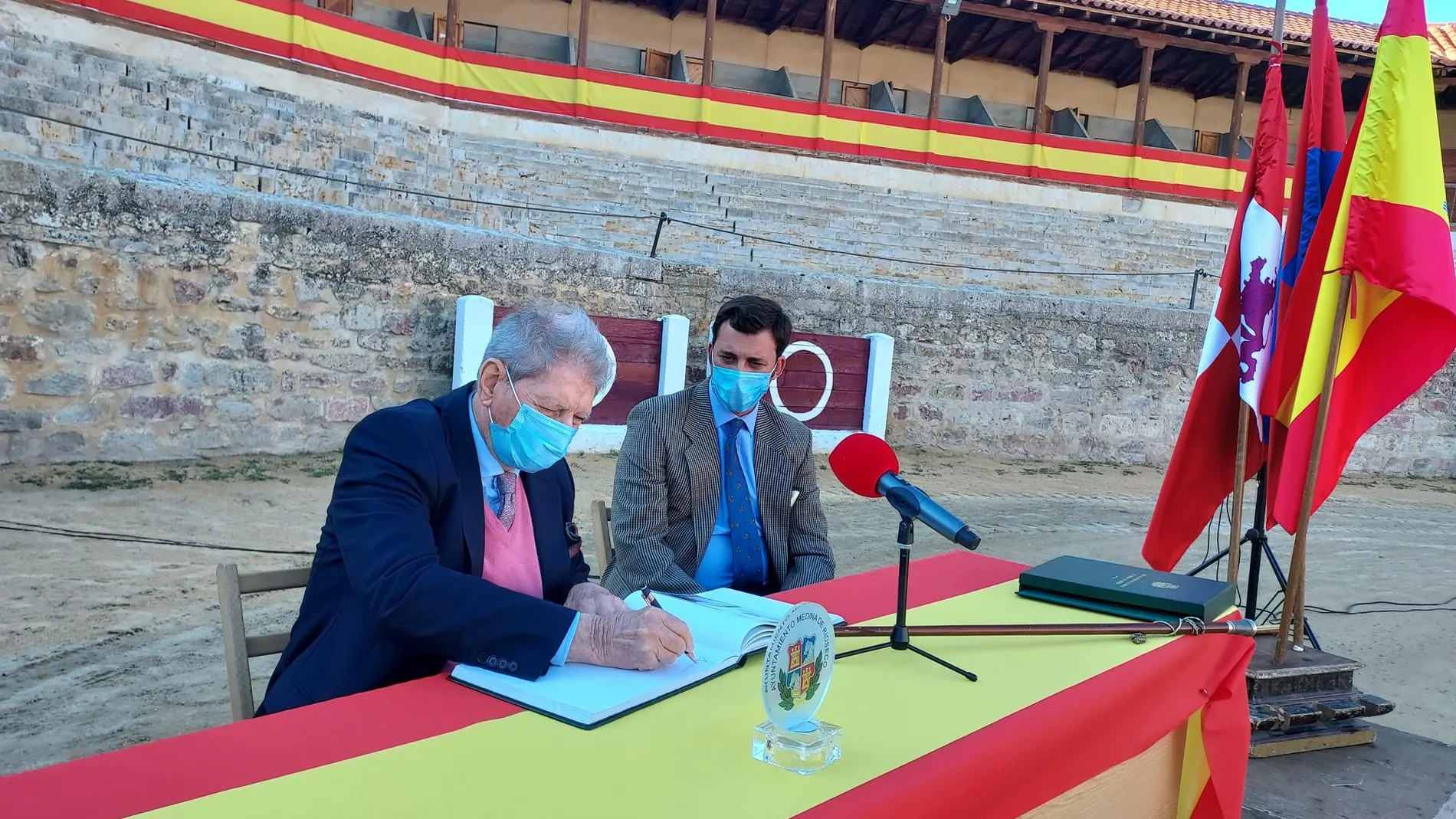 Raafel Peralta junto al alcalde de Medina de Riosco, David Esteban, cuando fue distinguido como Hijo Adoptivo de Rioseco en plena pandemia