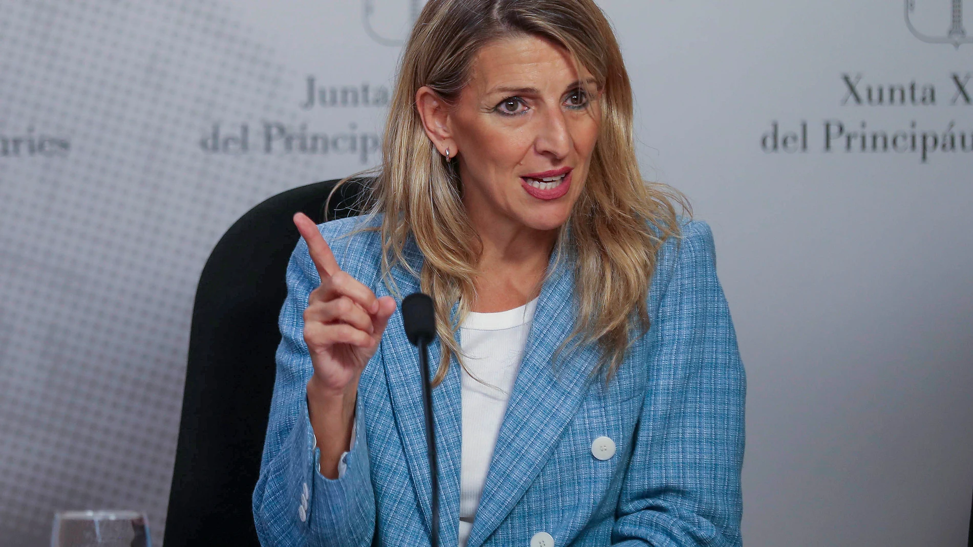 OVIEDO (ASTURIAS), 04/07/2025.- Yolanda Díaz se reúne con las sindicalistas conocidas como 'Las 6 de la Suiza'. OVIEDO (ASTURIAS), 04/07/2025.- La vicepresidenta segunda y ministra de Trabajo y Economía Social, Yolanda Díaz ( ), visita este viernes Oviedo para reunirse con las sindicalistas conocidas como 'Las 6 de la Suiza', que fueron condenadas a tres años y medio de prisión por coacciones al propietario de una pastelería de la ciudad, y para participar después en la Escuela de Verano Anit...