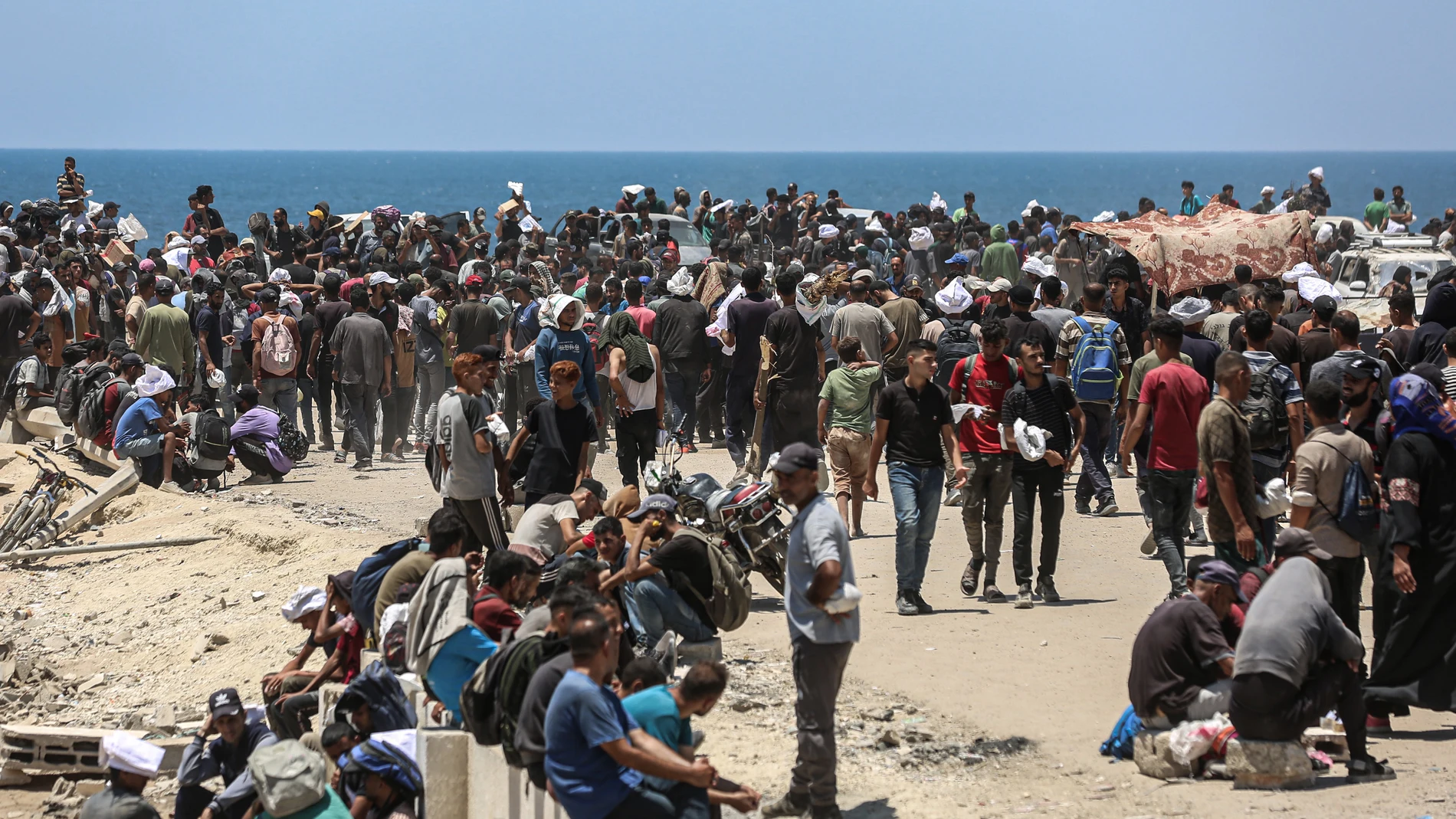 June 28, 2025, Gaza City, Gaza Strip, Palestinian Territory: Palestinians gather along the Coastal Road in the Netzarim, south of Gaza City as they wait to receive humanitarian aid expected to enter through the Netzarim crossing, on June 28, 2025 in Gaza. Long queues formed as civilians awaited the arrival of the supplies Europa Press/Contacto/Omar Ashtawy 28/06/2025 ONLY FOR USE IN SPAIN