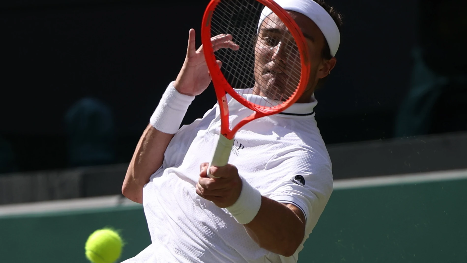 Wimbledon (United Kingdom), 04/07/2025.- Mattia Bellucci of Italy in action during the Men's 3rd round match against Cameron Norrie of Britain at the Wimbledon Championships, Wimbledon, Britain, 04 July 2025. (Tenis, Italia, Reino Unido) EFE/EPA/NEIL HALL EDITORIAL USE ONLY