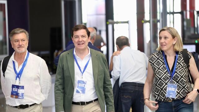 Mañueco llega al cónclave del PP en Ifema (Madrid) junto a Isabel Blanco y Francisco Vázquez