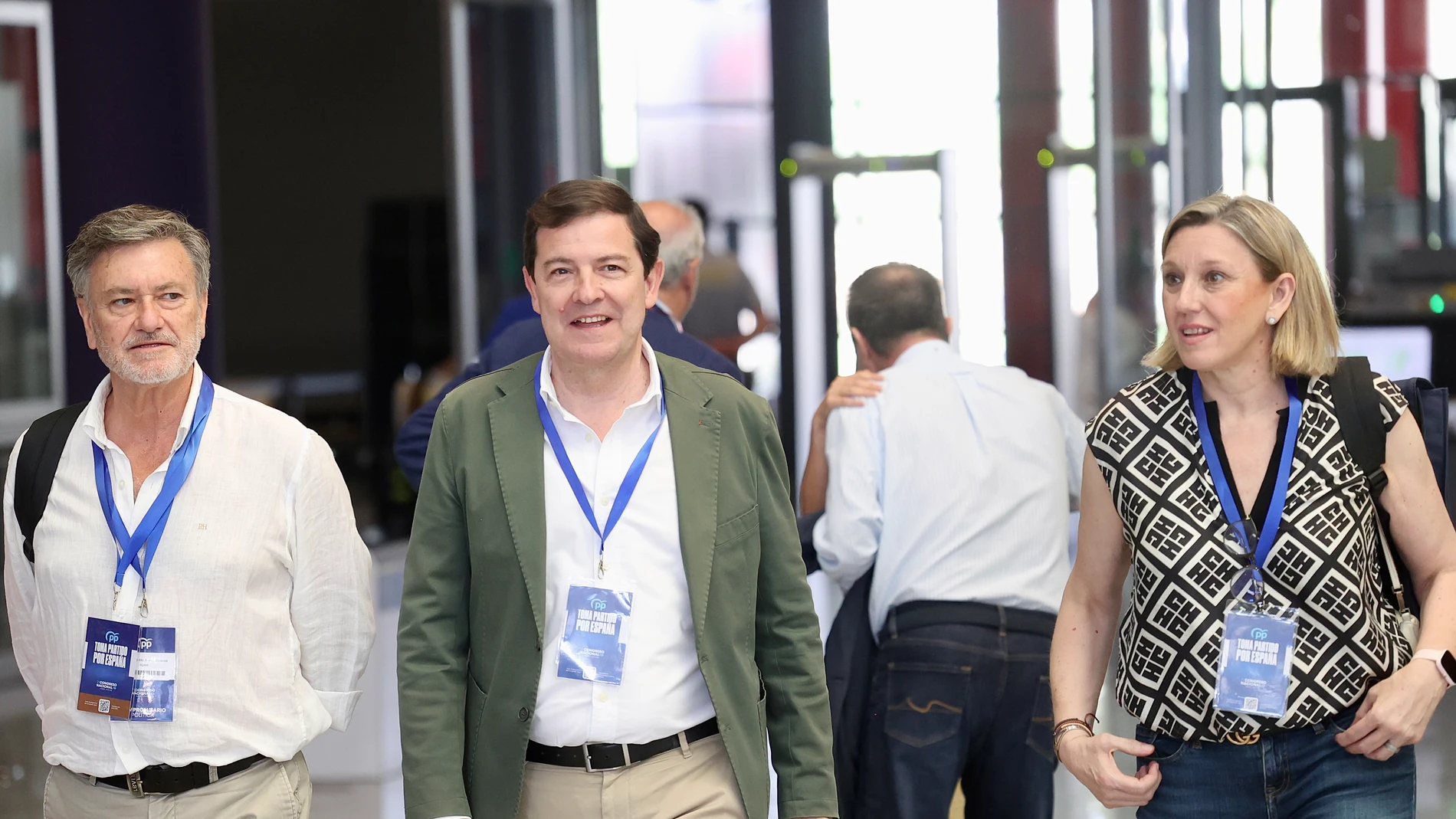 Mañueco llega al cónclave del PP en Ifema (Madrid) junto a Isabel Blanco y Francisco Vázquez