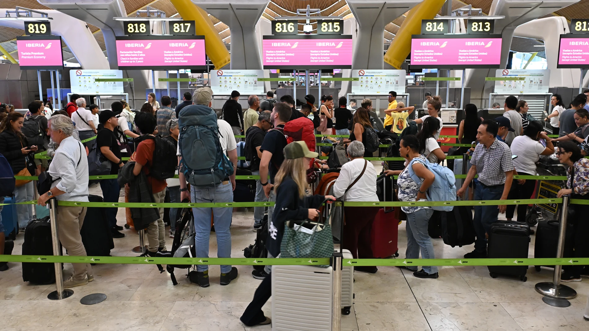 FOTODELDÍA MADRID, 04/07/2025.- Colas ante los mostradores de facturación de Iberia en la T4 en el aeropuerto internacional de Adolfo Suárez Madrid Barajas este viernes en Madrid, en la segunda jornada de huelga de controladores aéreos en Francia. EFE/ Fernando Villar