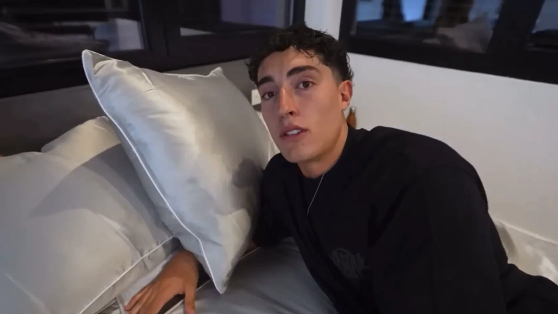 La cama de Plex, pareja de Aitana, que vale 6.000 € y es viral por este detalle