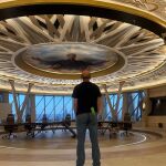 Eric Kripke, director de 'The Boys' en la sala de conferencias de The Seven en Vought Tower