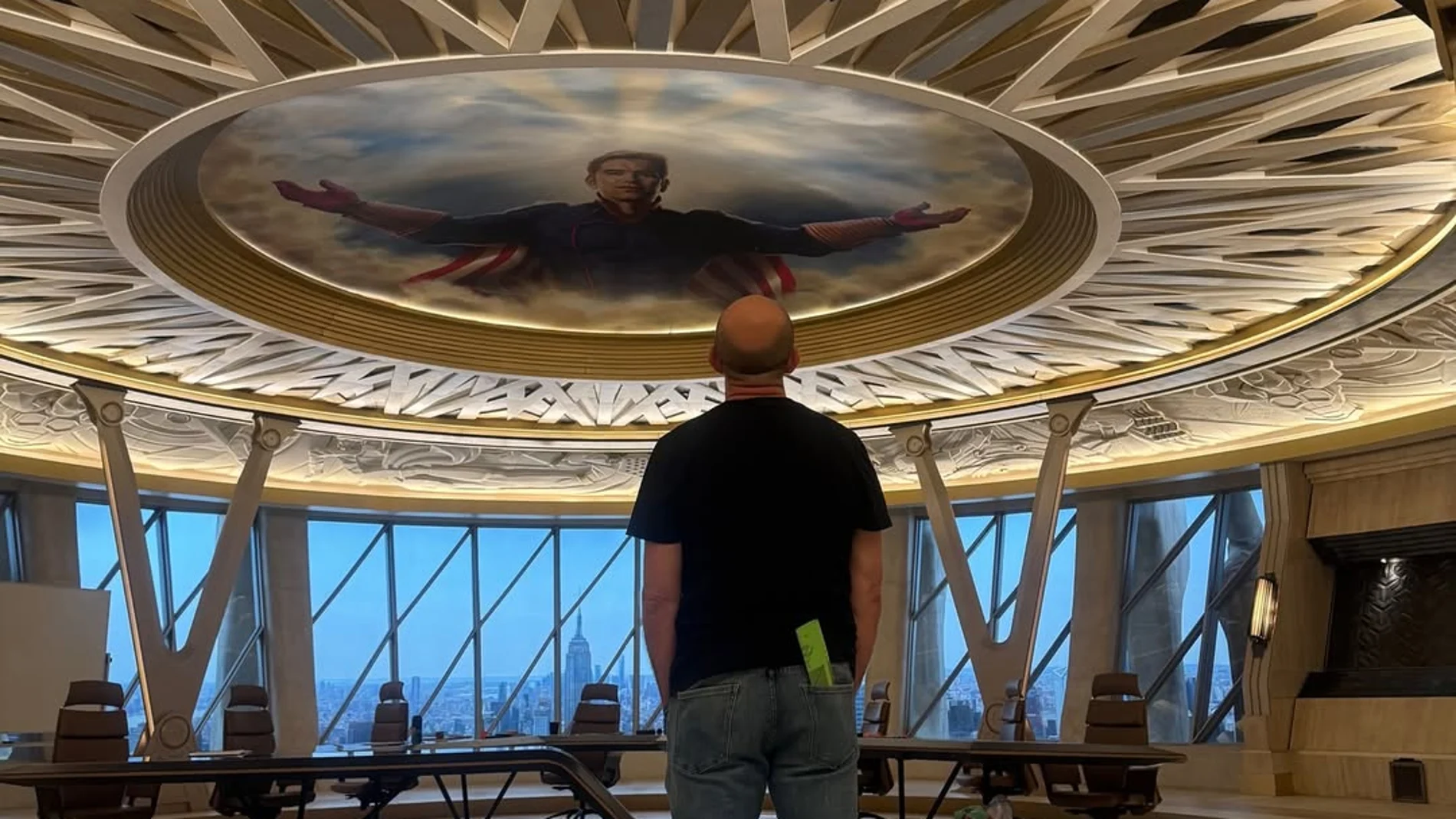 Eric Kripke, director de 'The Boys' en la sala de conferencias de The Seven en Vought Tower