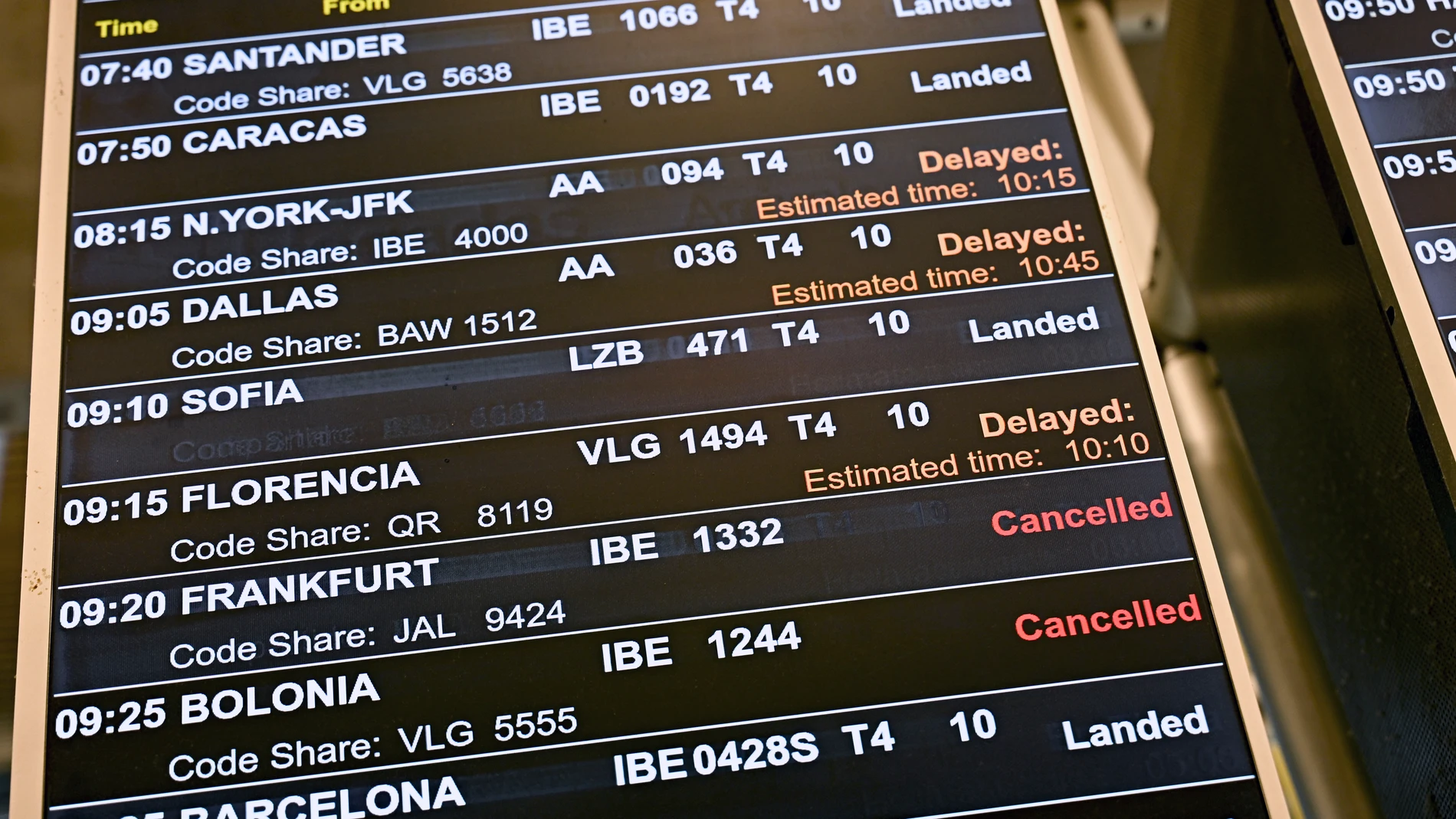 MADRID, 04/07/2025.- Pantallas de información muestran vuelos retrasados o cancelados en la T4 en el aeropuerto internacional de Adolfo Suárez Madrid Barajas este viernes en Madrid, en la segunda jornada de huelga de controladores aéreos en Francia. EFE/ Fernando Villar