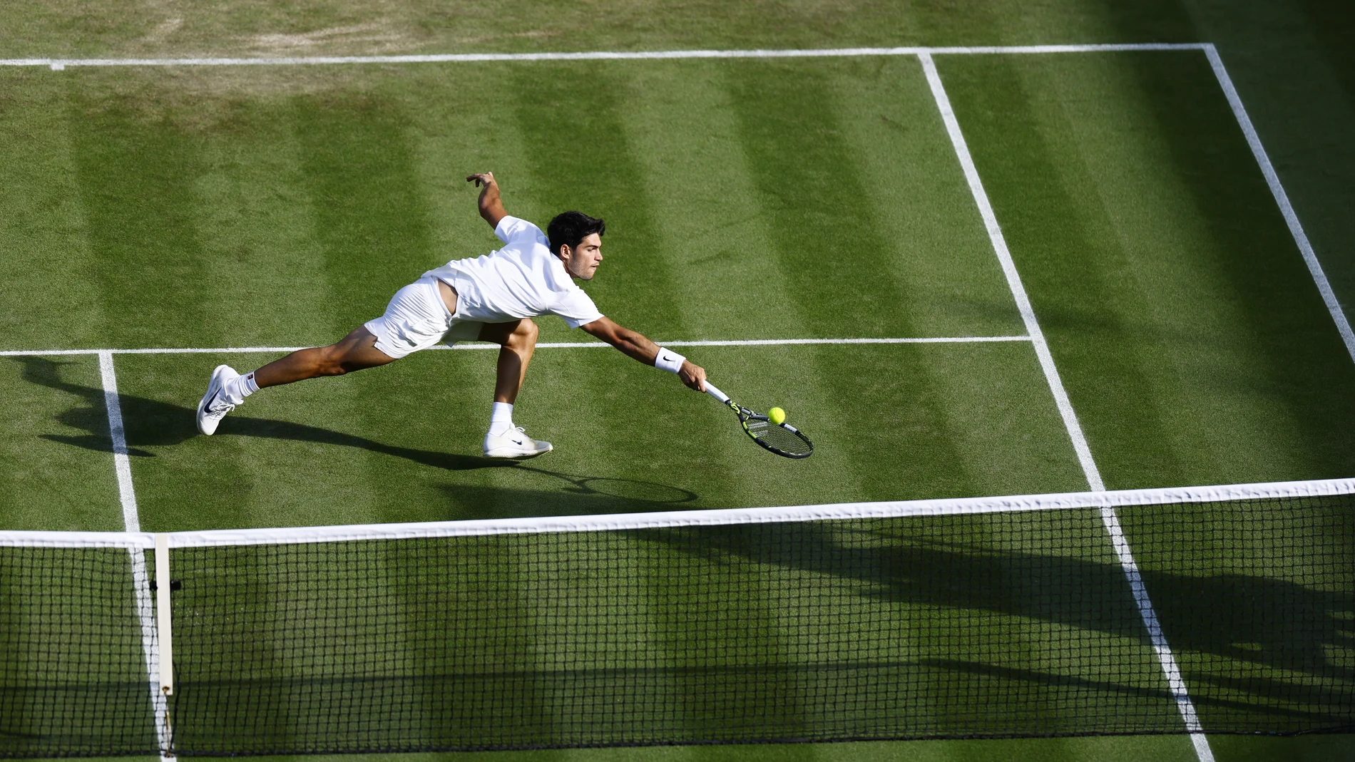 Wimbledon (United Kingdom), 04/07/2025.- Carlos Alcaraz of Spain in action during his Men's 3rd round match against Jan Lennard Struff of Germany at the Wimbledon Championships, Wimbledon, Britain, 04 July 2025. (Tenis, Alemania, España, Reino Unido) EFE/EPA/TOLGA AKMEN EDITORIAL USE ONLY EDITORIAL USE ONLY EDITORIAL USE ONLY EDITORIAL USE ONLY