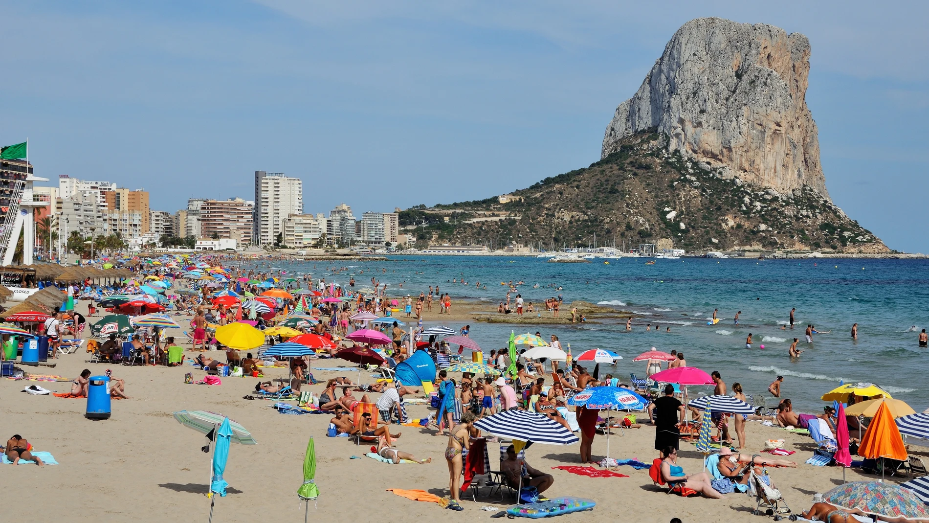 Imagen de la playa del Arenal-Bol en Calp (Alicante) REMITIDA / HANDOUT por AYUNTAMIENTO DE CALP Fotografía remitida a medios de comunicación exclusivamente para ilustrar la noticia a la que hace referencia la imagen, y citando la procedencia de la imagen en la firma 04/07/2025