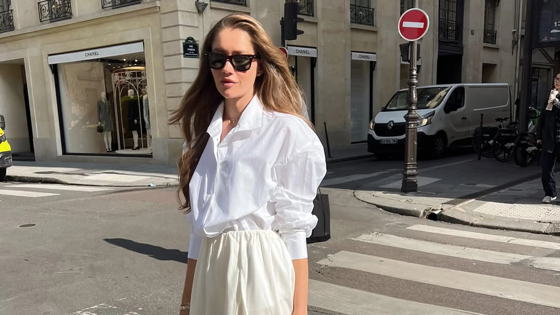 Influencer con look de estilo royal.