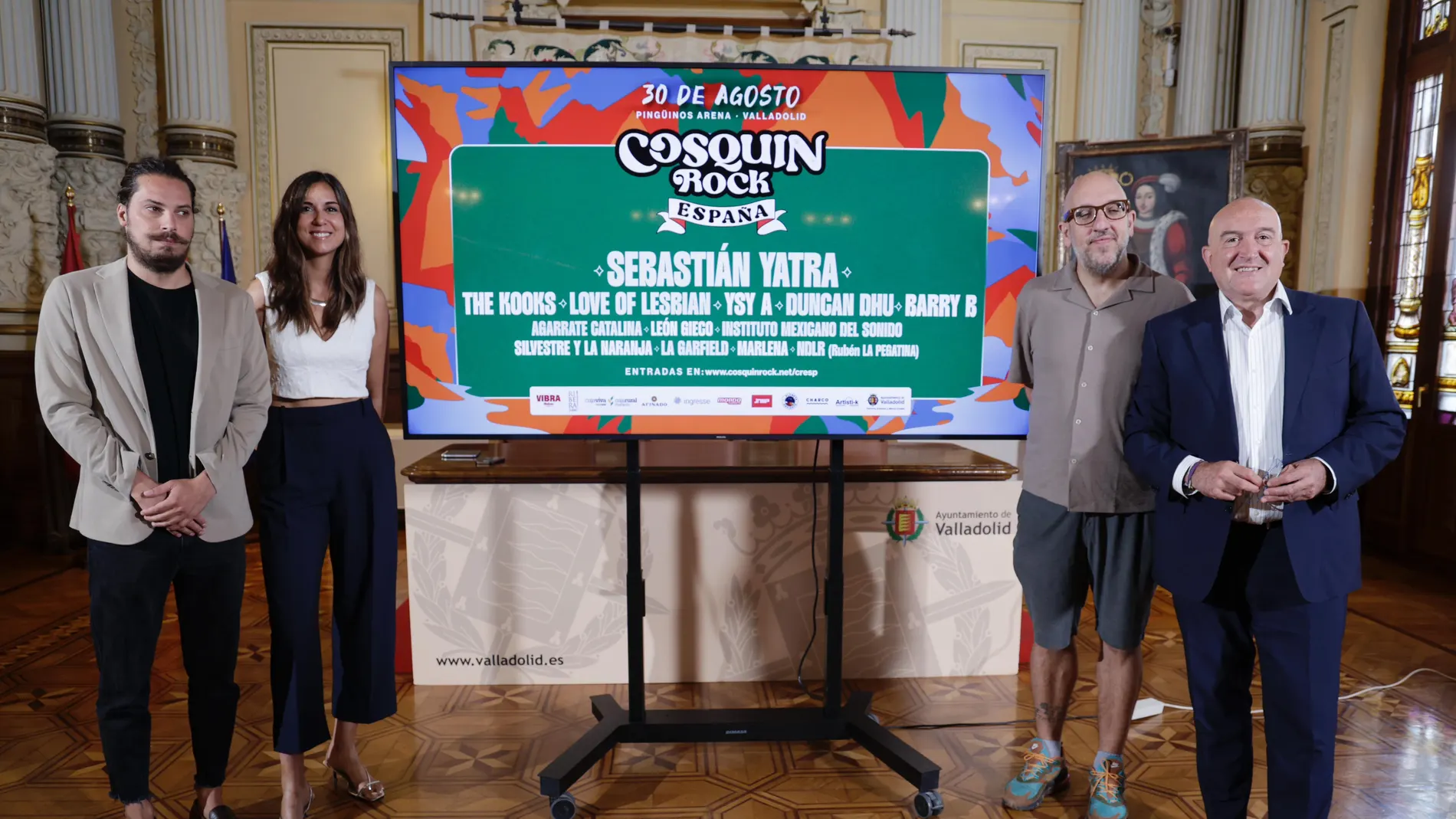 Jesús Julio Carnero presenta el festival junto a la concejal de Turismo, Eventos y Marca Ciudad, Blanca Jiménez, y los representantes de Planeta Desierto, Javier Ajenjo y Francisco Javier Garrido