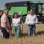 González Corral visita una explotación de cereal en Mayorga (Valladolid) junto a Conrado Íscar