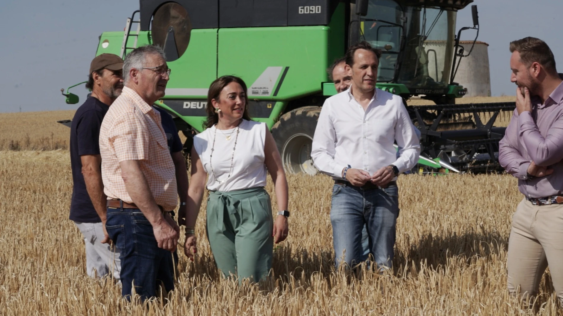 González Corral visita una explotación de cereal en Mayorga (Valladolid) junto a Conrado Íscar