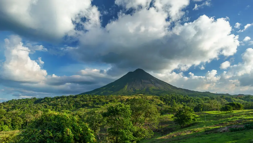 Su imponente volcán Arenal se eleva como una bella postal