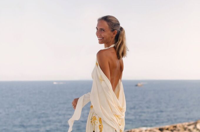 Influencer con vestido veraniego.