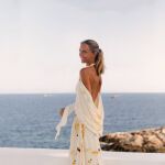 Influencer con vestido veraniego.