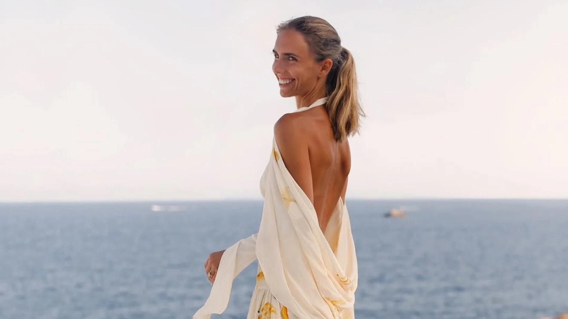 Influencer con vestido veraniego.