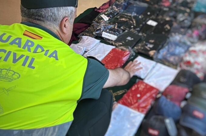 Un agente inspecciona las prendas que se han incautado