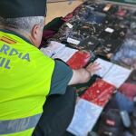 Un agente inspecciona las prendas que se han incautado