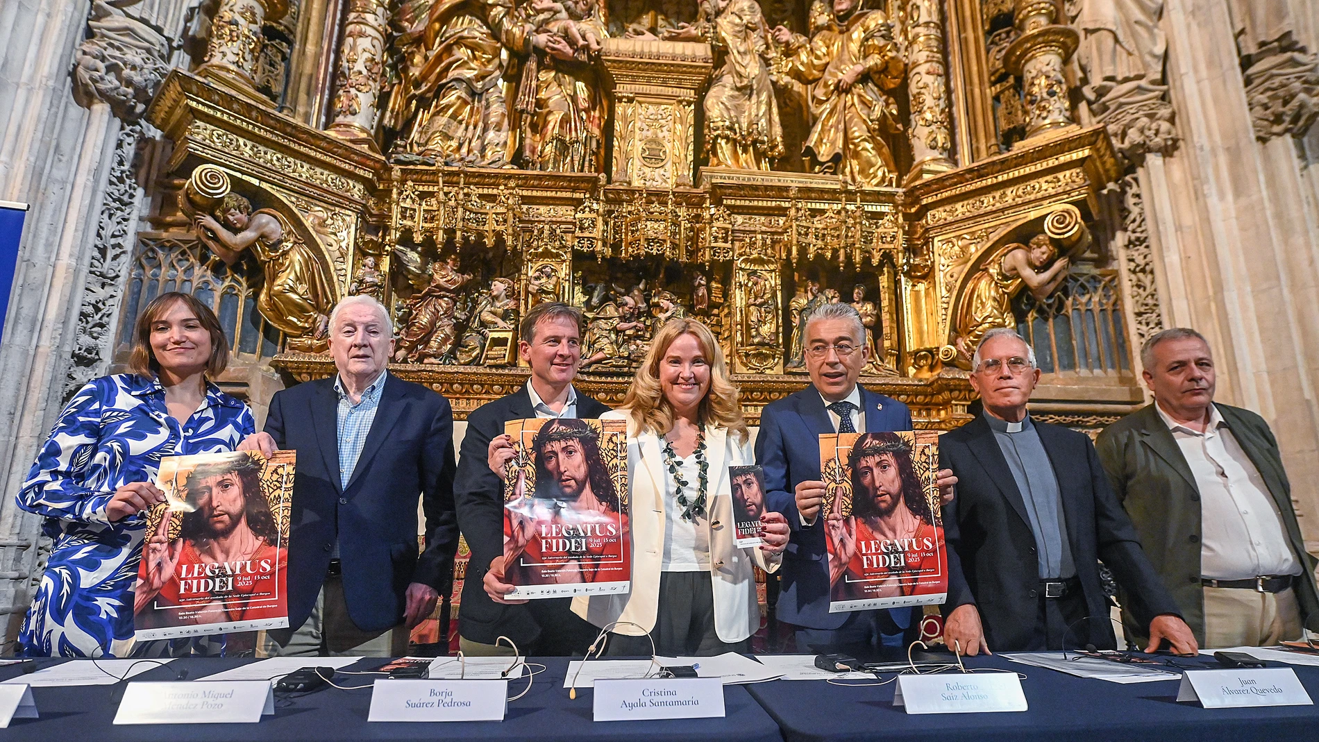 el presidente de la Fundación Consulado del Mar de Burgos, Antonio Méndez Pozo, presenta la exposición junto a la responsable del Área de Cultura e Innovación Educativa de la Fundación Caja de Burgos, Beatriz Rodríguez; la alcaldesa de Burgos, Cristina Ayala; el presidente de la Diputación de Burgos, Borja Suárez; y el delegado territorial de la Junta de Castilla y León en Burgos, Roberto Saiz; además de los dos comisarios de la muestra