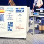 El PP vende camisetas en su congreso con frases de Sánchez como "fachosfera" o "Son las cinco y no he comido"