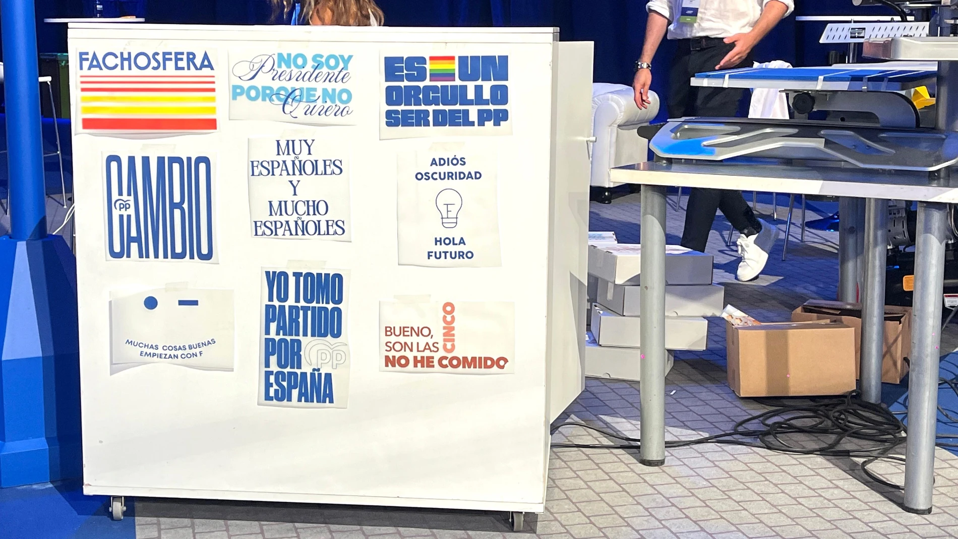 Stand de venta de camisetas en el XXI congreso nacional del Partido Popular. EUROPA PRESS 04/07/2025