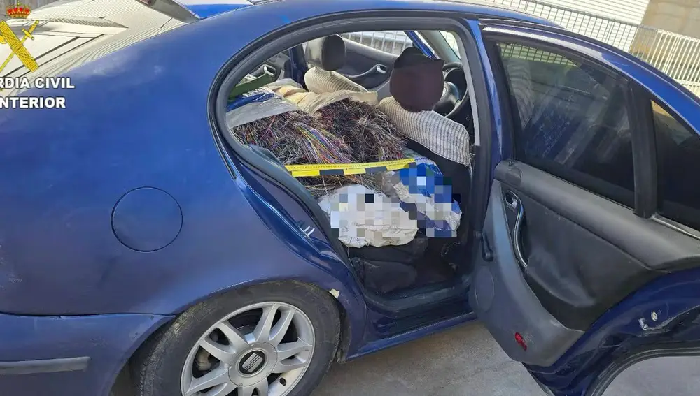 Coche sobrecargado con 700 kilos