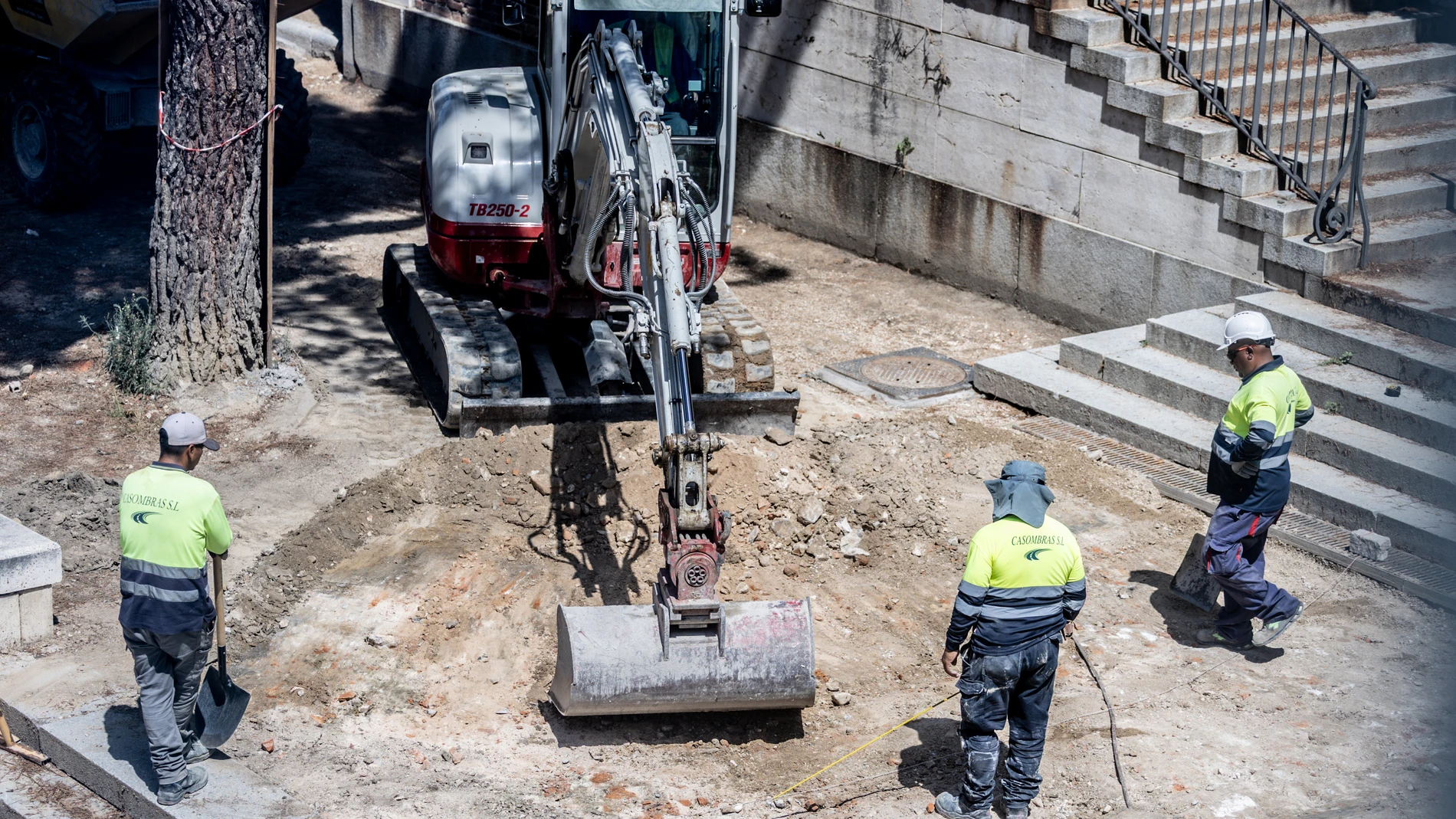 Varias personas trabajan al aire libre, a 4 de julio de 2025, en Madrid (España). En 2025, aproximadamente el 25% de los trabajadores en España están expuestos a condiciones de trabajo al aire libre, especialmente en sectores como construcción, agricultura, logística, hostelería y comercio. Estas actividades suponen riesgos añadidos, como el estrés térmico, y concentran la mayor parte de accidentes laborales por calor. 04 JULIO 2025;RECURSOS;CALOR;TRABAJADORES Ricardo Rubio / Europa Press ...