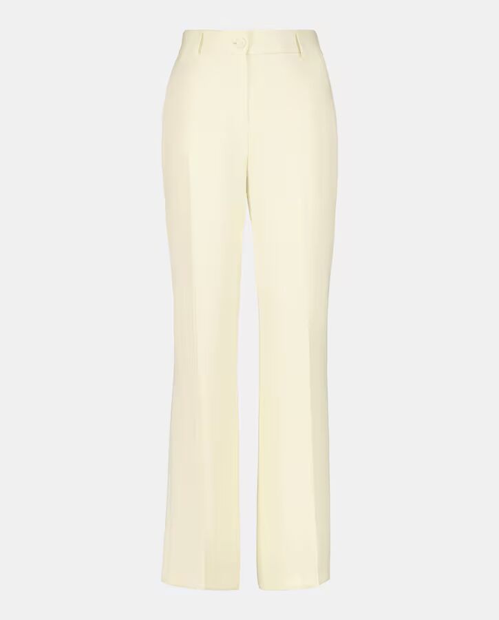 Pantalón ancho amarillo claro.
