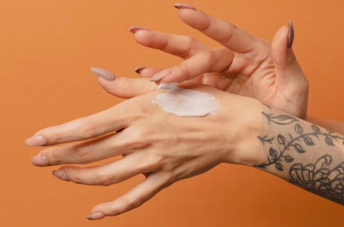  7 formas de usar la clásica crema Nivea da lata azul para sustituir serums carísimos
