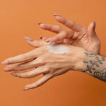  7 formas de usar la clásica crema Nivea da lata azul para sustituir serums carísimos