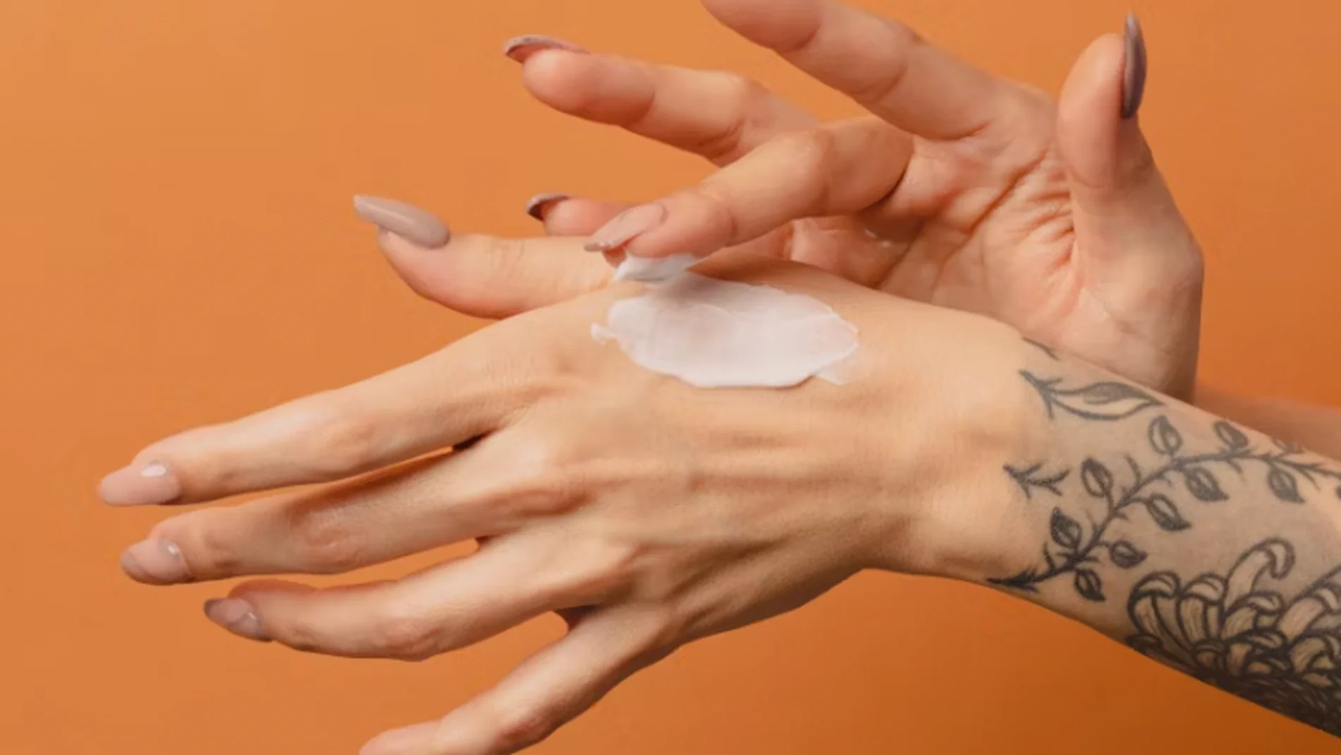 7 formas de usar la clásica crema Nivea da lata azul para sustituir serums carísimos