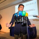 El presidente de la Generalitat Valenciana, Carlos Mazón, atiende a los medios de comunicación en un acto hoy en la Diputación de Alicante 