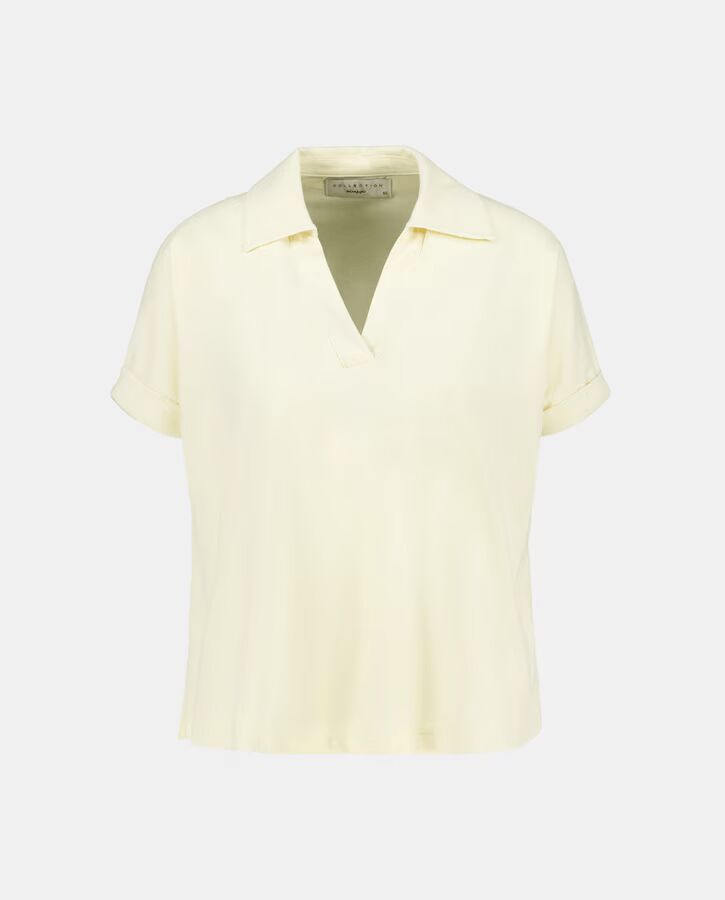Camiseta polera ancha.