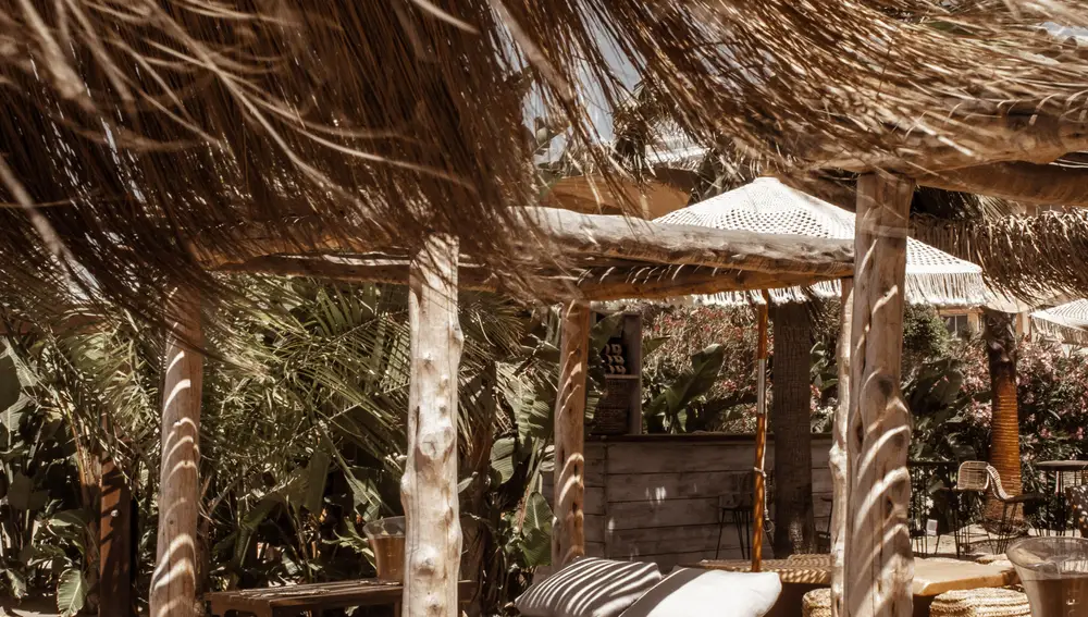 Las hamacas del beach club frente al mediterráneo