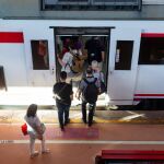 MADRID.-Retrasos en C-3 y C-4 de Cercanías por una incidencia que afecta a la catenaria entre Atocha y Sol
