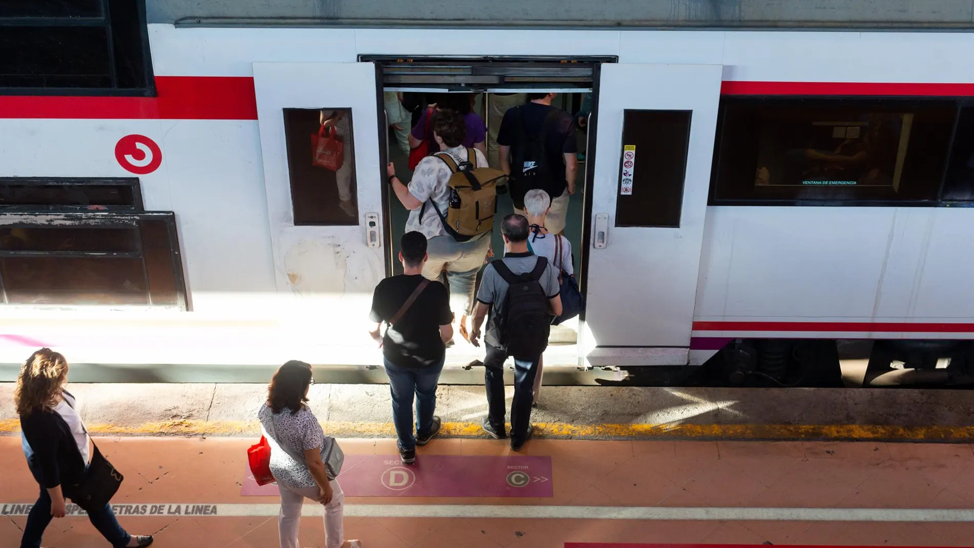 MADRID.-Retrasos en C-3 y C-4 de Cercanías por una incidencia que afecta a la catenaria entre Atocha y Sol