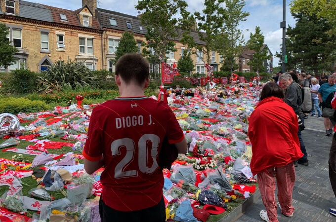 Los aledaños de Anfield se convierten en un altar improvisado de aficionados del Liverpool donde lloran la desaparición de Diogo Jota