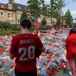 Los aledaños de Anfield se convierten en un altar improvisado de aficionados del Liverpool donde lloran la desaparición de Diogo Jota