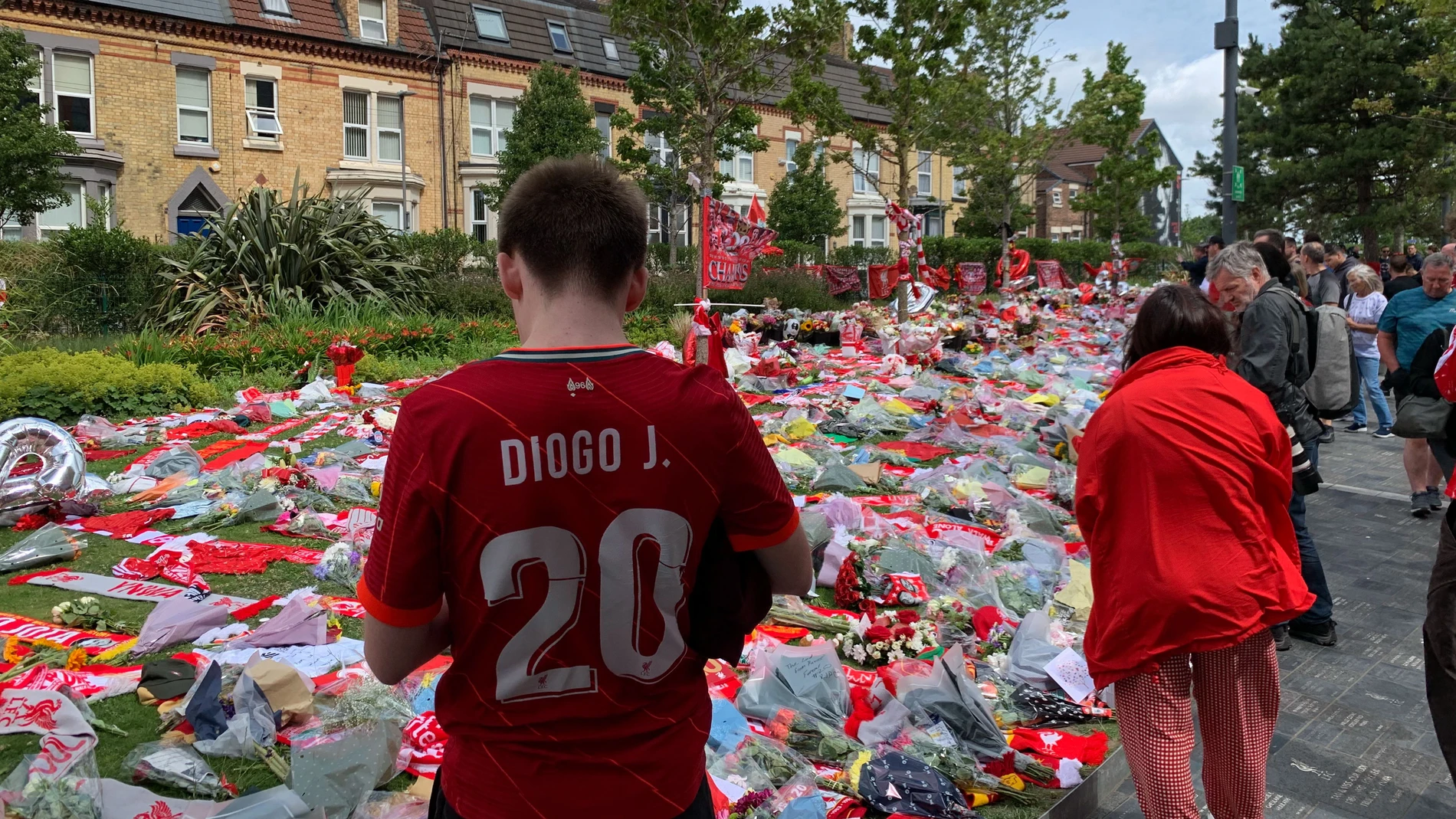 LIVERPOOL, 04/07/2025.- Los aledaños de Anfield se convierten en un altar improvisado de aficionados del Liverpool donde lloran la desaparición de Diogo Jota, su número 20, el jugador portugués que perdió la vida ayer en un trágico accidente de tráfico en Zamora, España. EFE/ Miguel Salvatierra