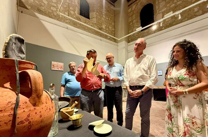 El alcalde de Segovia, José Mazarías, inaugura la exposición