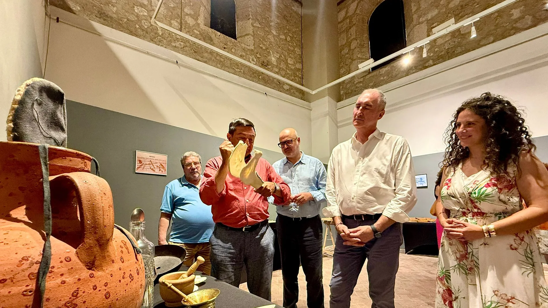 El alcalde de Segovia, José Mazarías, inaugura la exposición