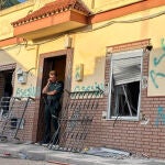 Un agente de la Guardia Civil vigila el exterior de la vivienda del poblado de Alfonso XIII,