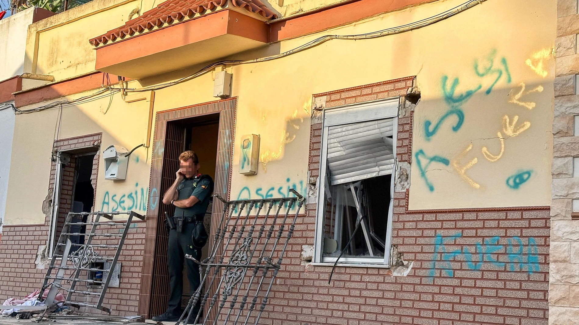 Un agente de la Guardia Civil vigila el exterior de la vivienda del poblado de Alfonso XIII,