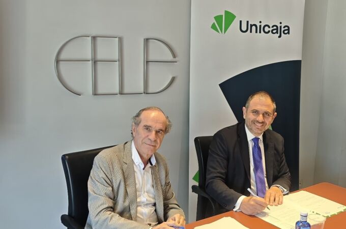 De izquierda a derecha, Juan María Vallejo y José María García Fernández firman el acuerdo